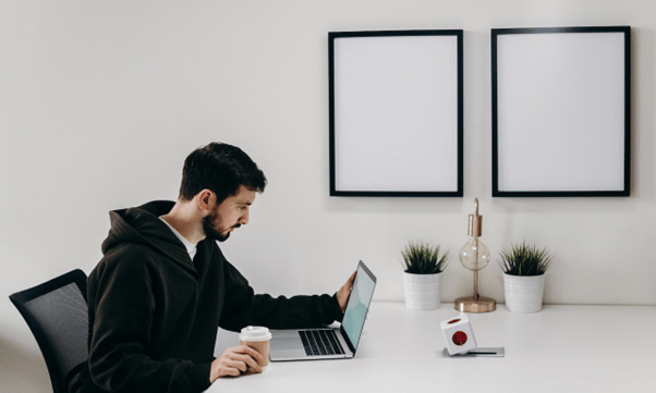 virtual assistant working on tasks from home