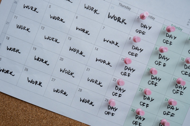 Calendar with four highlighted workdays and three consecutive days off, representing a four-day work week.